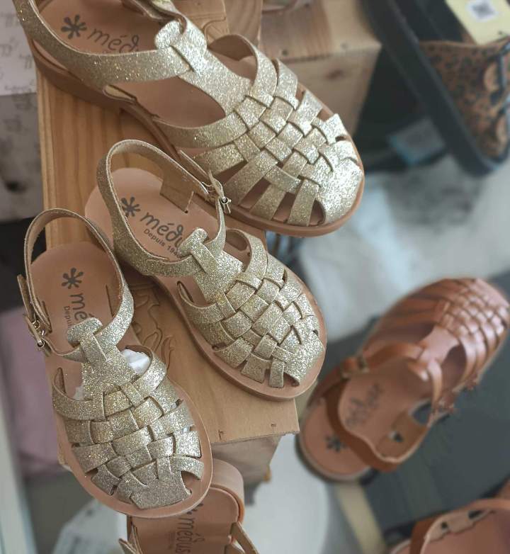 Chaussures femme : sneakers et sandales stylées.